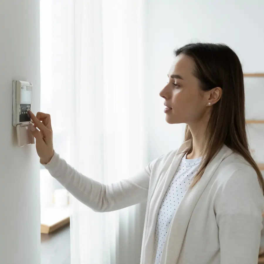 Adiós al plástico amarillento: el truco fácil de una experta para dejar blancos tus interruptores, el termostato y otros plásticos del hogar