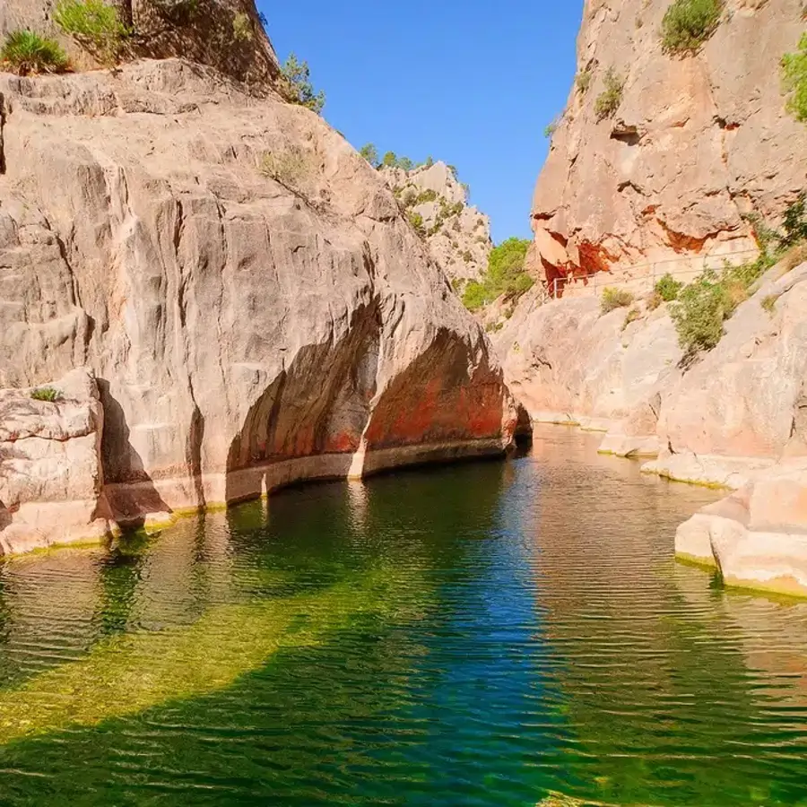 Las espectaculares piscinas naturales con el agua a 28º C escondidas entre paredes de rocas: un paraíso alejado del turismo para escaparse ya