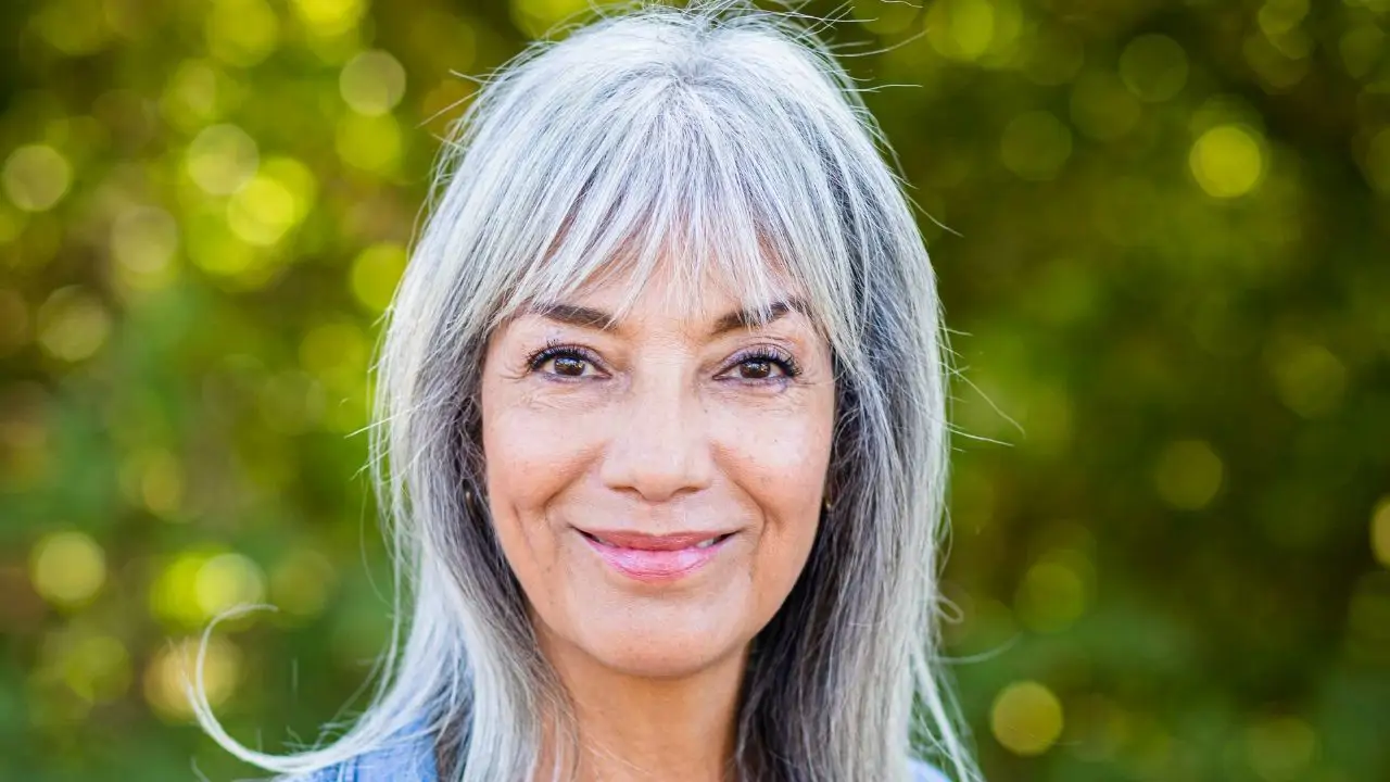 Olga G. San Bartolomé, peluquera: "Evita los champús para canas con alcohol, mejor cremas ligeras o aceites"