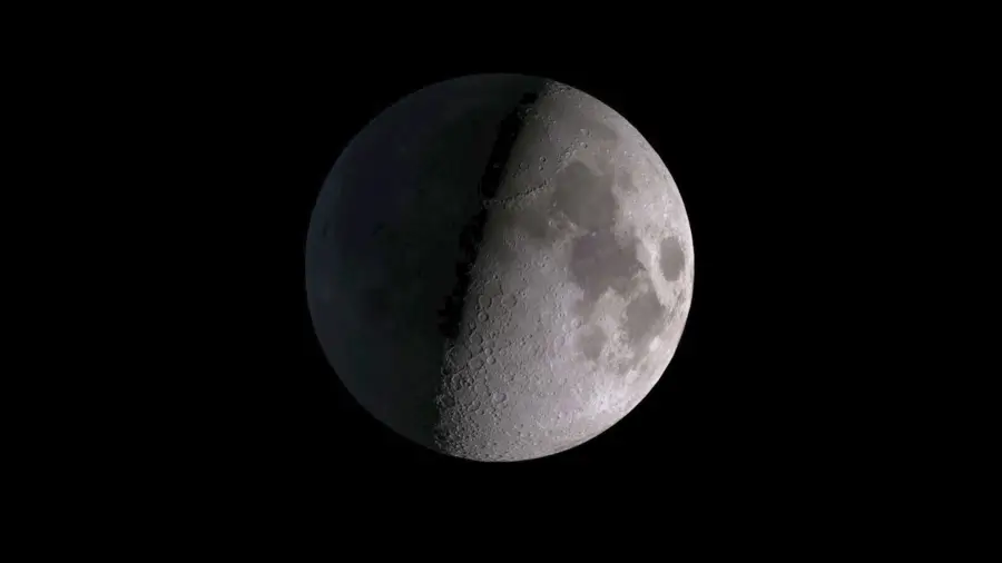 Fase lunar del jueves 5 de abril de 2025: Luna gibosa creciente