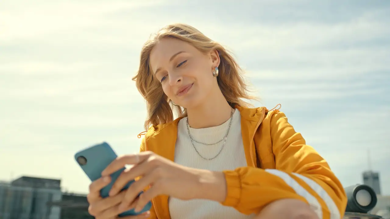Mujer joven mirando móvil