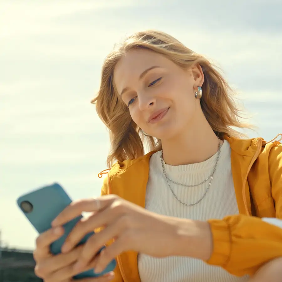 Mujer joven mirando móvil