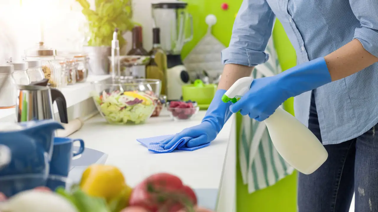 limpiando cocina
