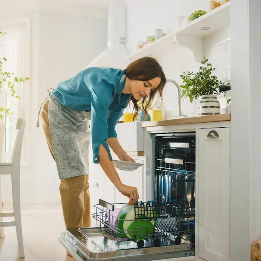 mujer poniendo lavavajillas