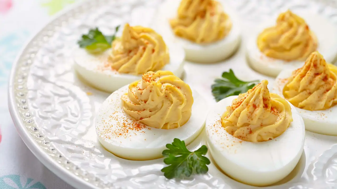 La receta de huevos rellenos ligeros que me chifla no lleva mayonesa: se hace con este ingrediente y están deliciosos