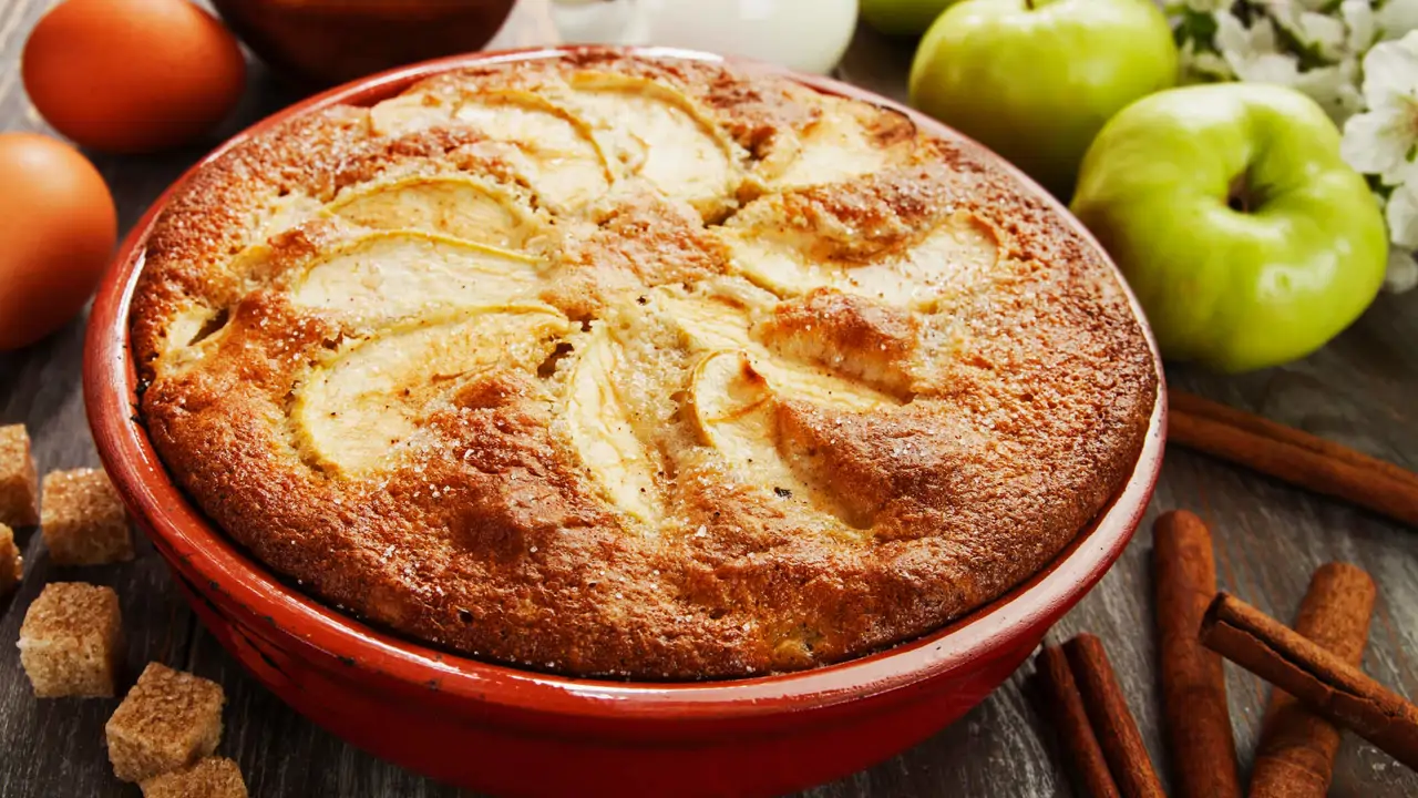 ¿Tienes un huevo, una manzana y un yogur? Prepara esta minitarta proteica y ligera en la airfryer para chuparse los dedos
