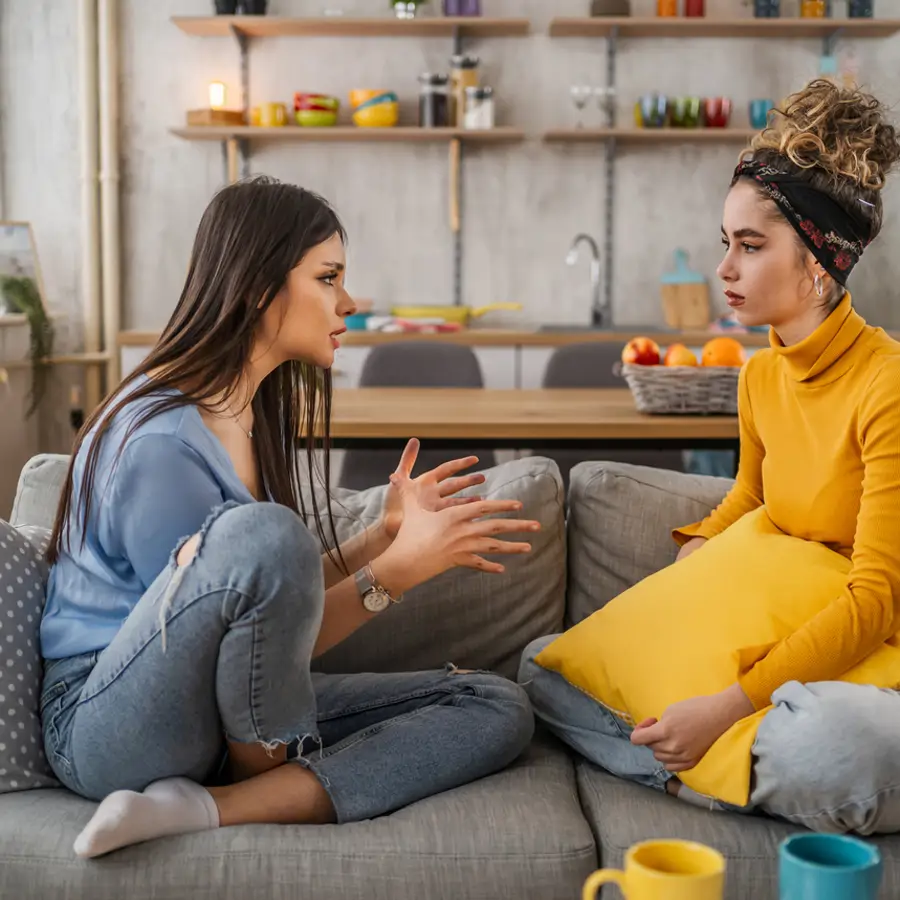 Qué dice la psicología de las personas a las que les encanta dar consejos pero nunca se los aplican: estos son sus puntos débiles