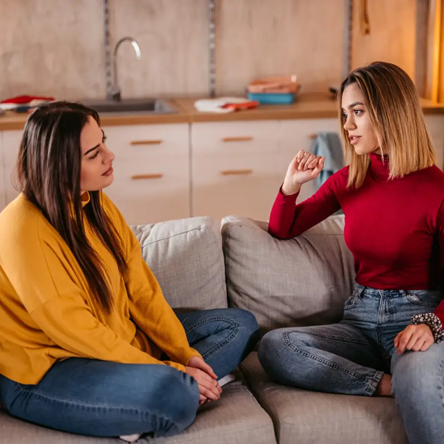 Amigas serias hablando