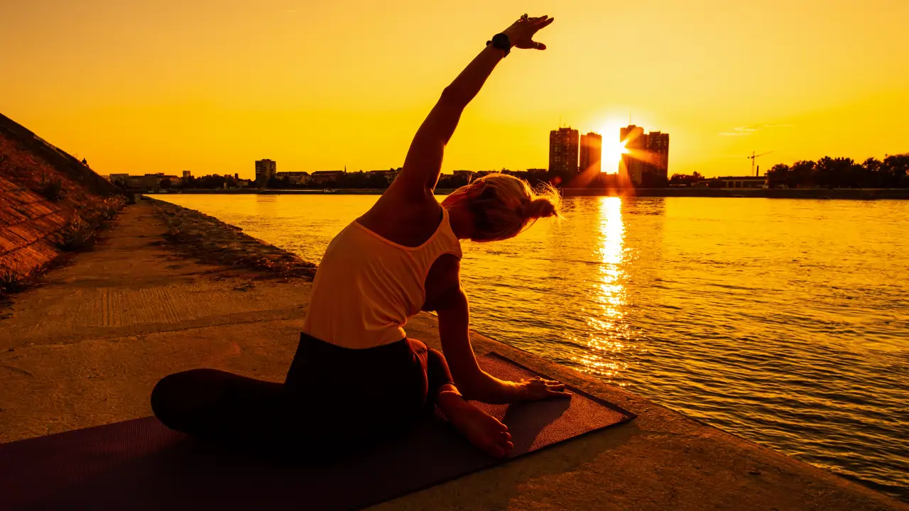La sirena: el ejercicio de pilates que más reduce la cintura y estira toda la espalda