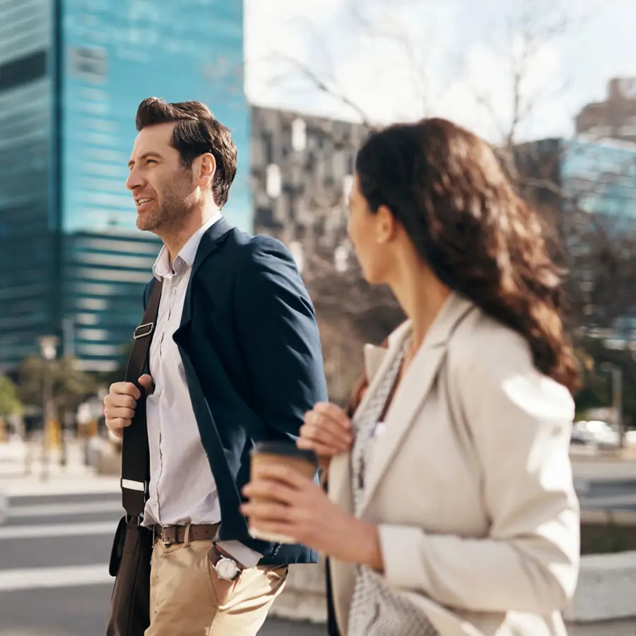 Pareja caminando por la calle