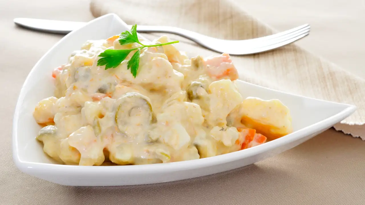 Ensaladilla de garbanzos, la alternativa a la ensaladilla rusa de toda la vida: sin patata, proteica y saciante