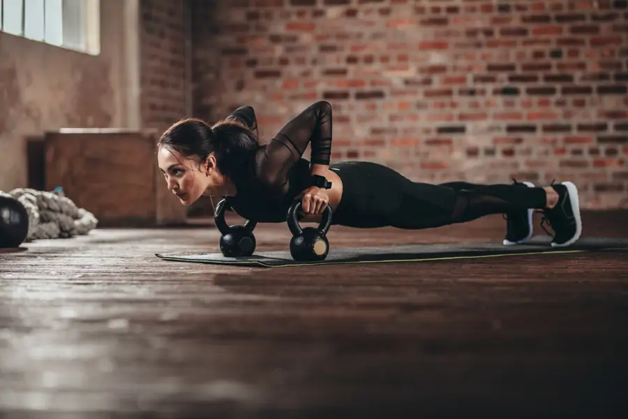 Flexiones sobre mancuernas