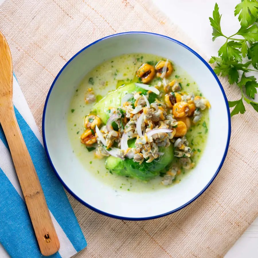 ¿Tienes una lata de berberechos y un aguacate? Este ceviche fácil y fresquito que se hace en 10 minutos te va a encantar 
