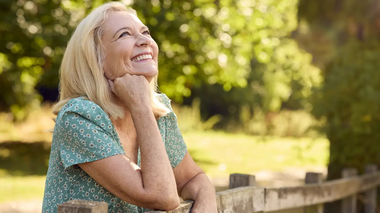 mujer feliz 60