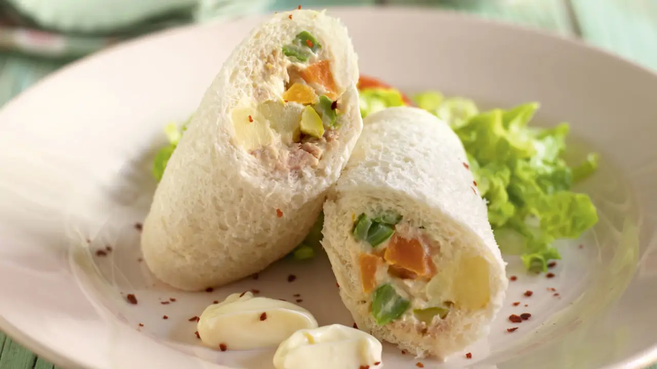 Rollitos fríos de atún y aguacate con pan de molde: la cena proteica fácil para chuparse los dedos