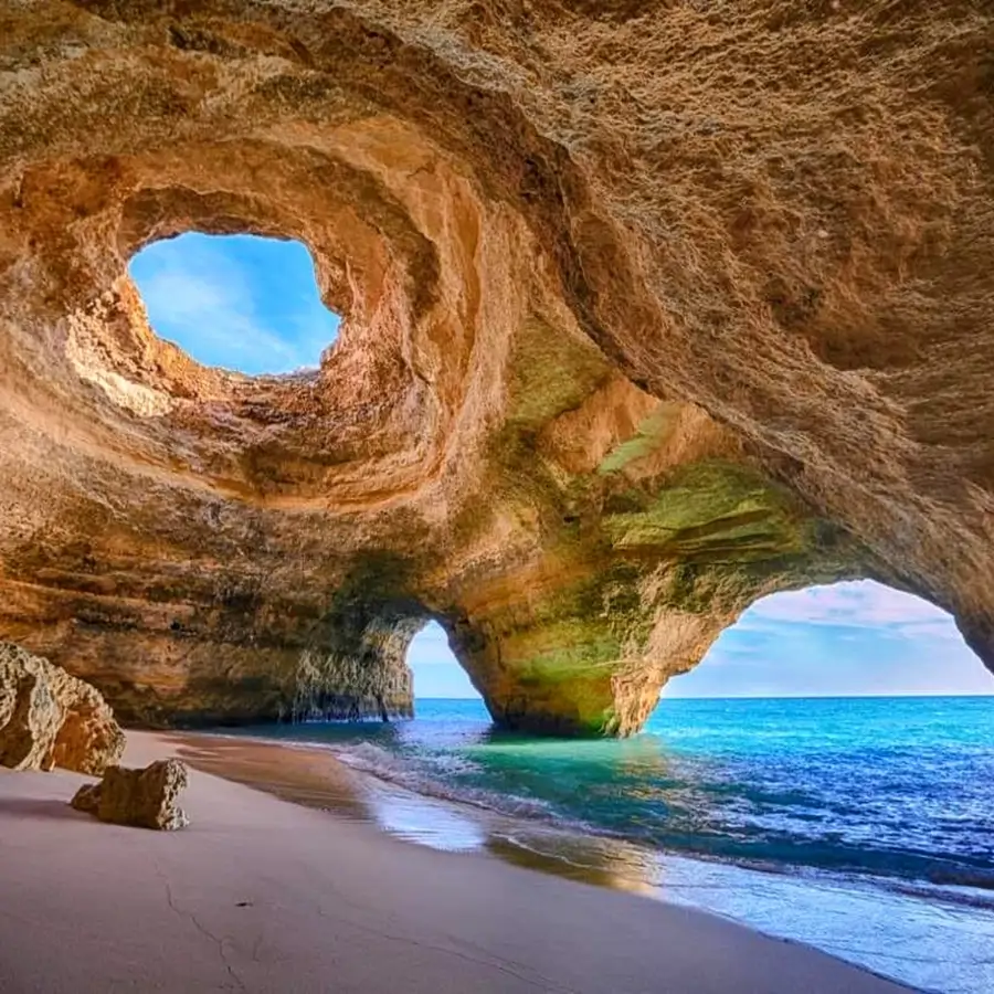Acantilados que cortan la respiración y una de las mejores playas del mundo: así es la ruta fácil de senderismo por el Algarve