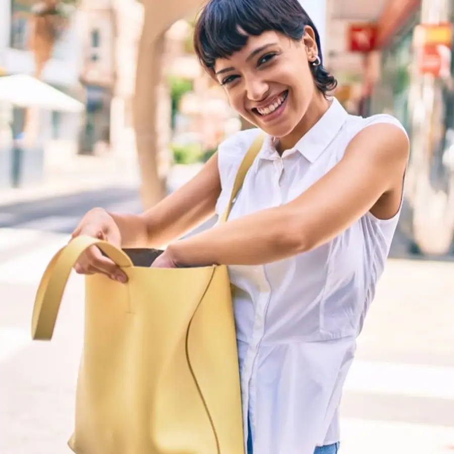 La forma en la que llevas tu bolso dice mucho de tu personalidad según la psicología