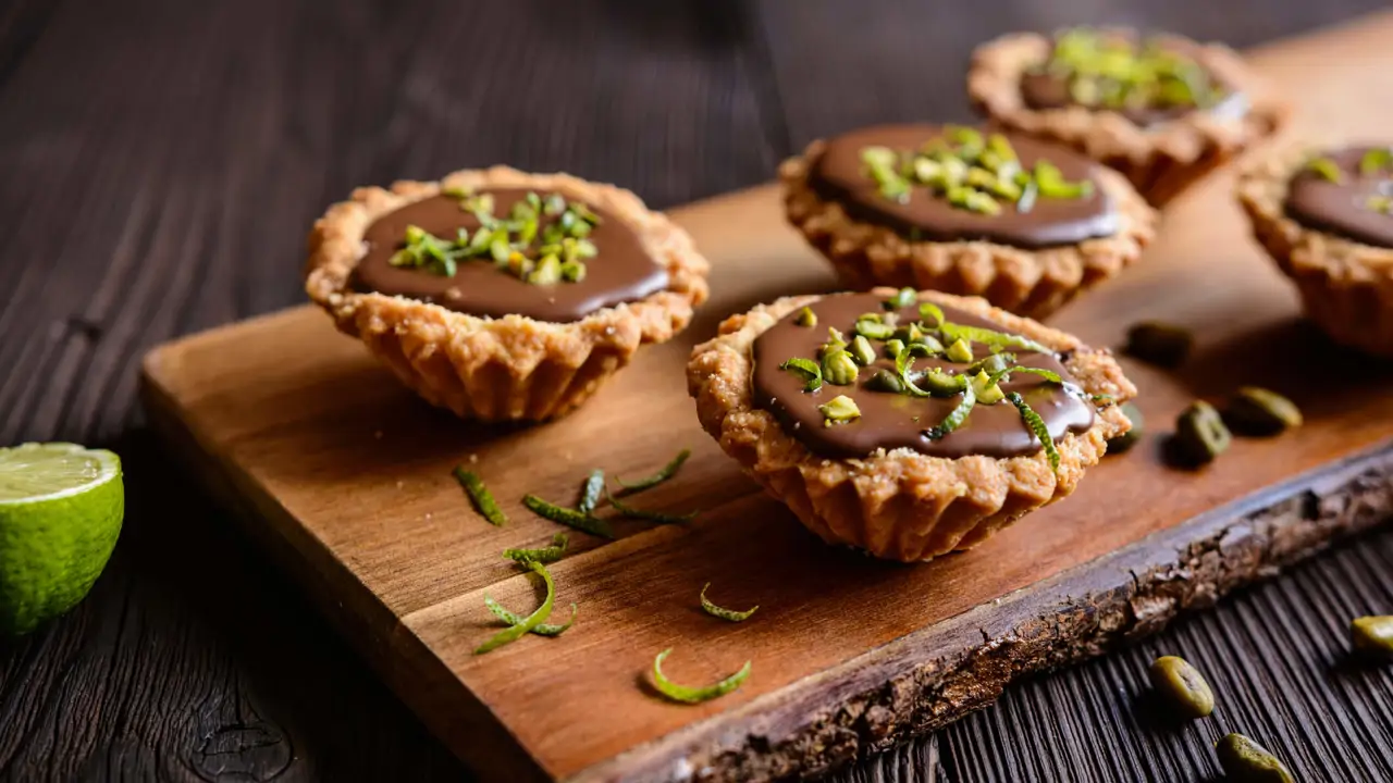 Canastitas de avena con crema de cacahuete y chocolate superfáciles: el antojo dulce rico en proteínas para tus músculos 