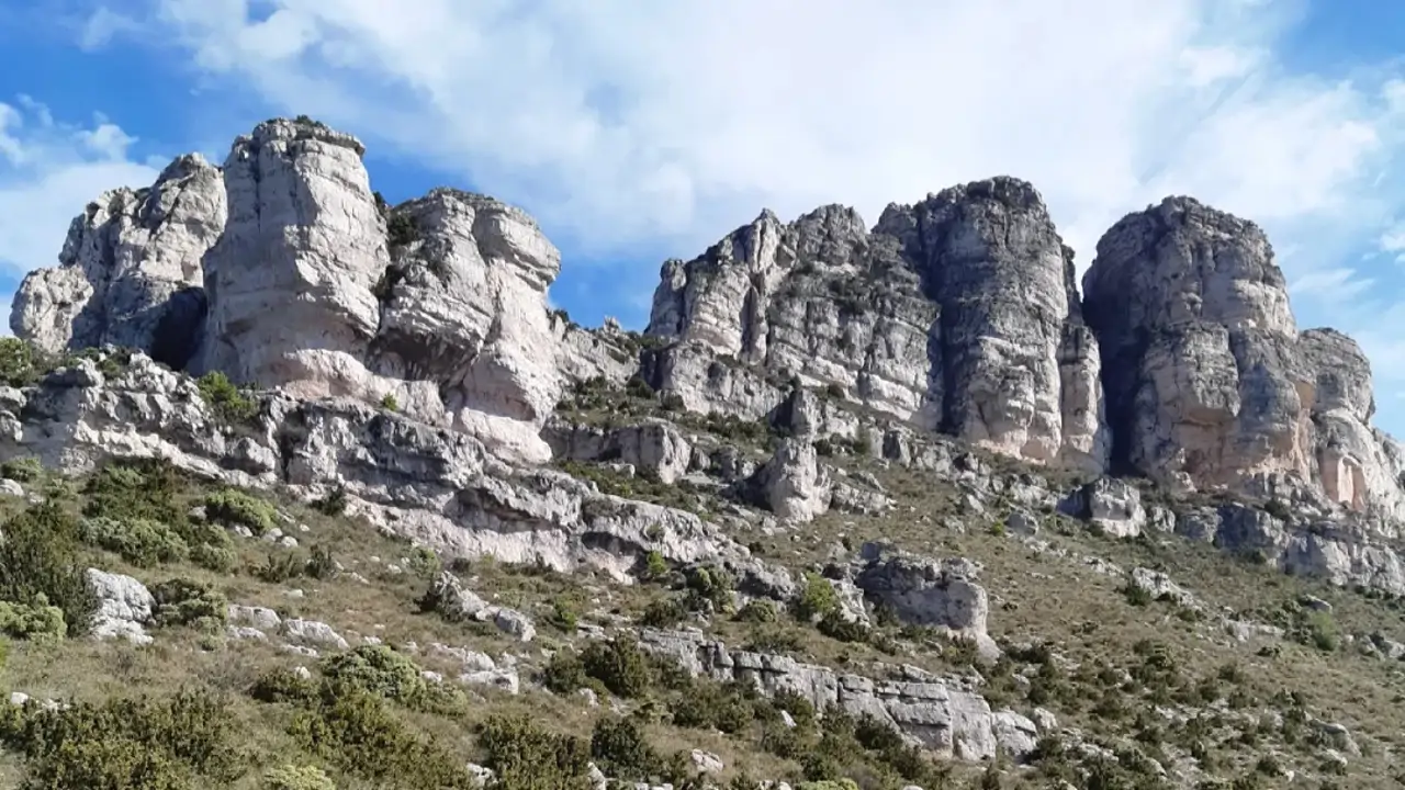 Massís del Port: una escapada por la sobrecogedora Capadocia catalana con montañas y cuevas que parecen sacadas de un cuento a solo una hora de Tarragona