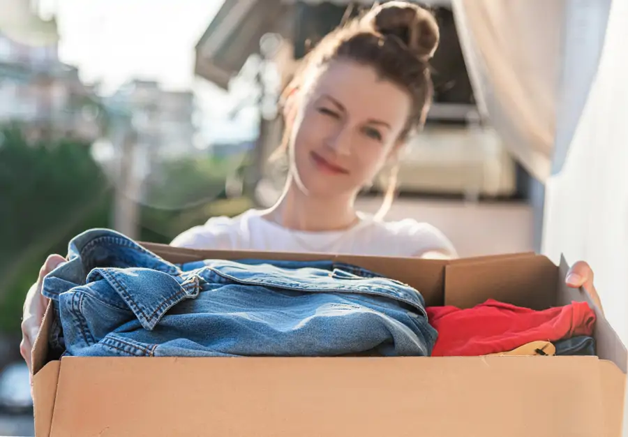 Mujer con una caja de ropa