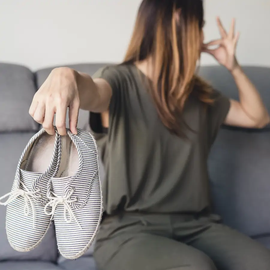Omar Bielsa, experto en hogar: "El aceite de árbol de té es mano de santo para eliminar el mal olor de las zapatillas en verano"