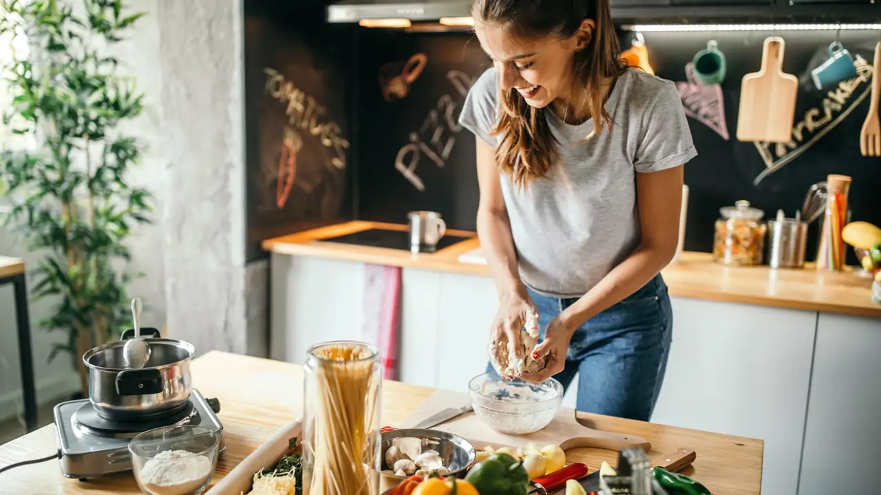 MUJER EN LA COCINA