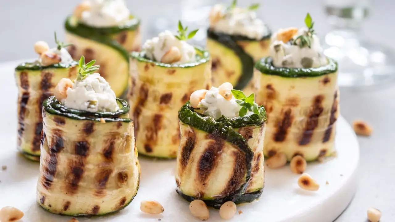 ¿Tienes un calabacín y un huevo? Prepara estos rollitos para cenar proteicos, ligeros y deliciosos 