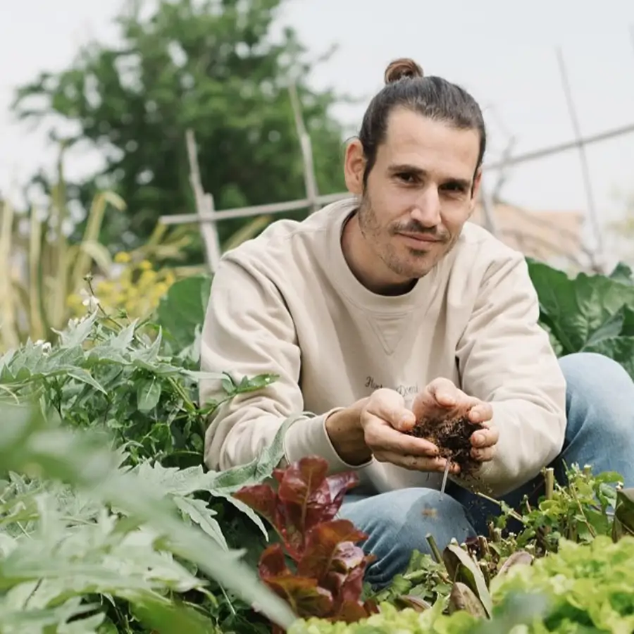 Miquel Rodríguez, horticultor urbano: "A veces creemos que estar en el huerto solo es sembrar, quitar hierbas o regar. Pero también es silencio, y algo se transforma por dentro"