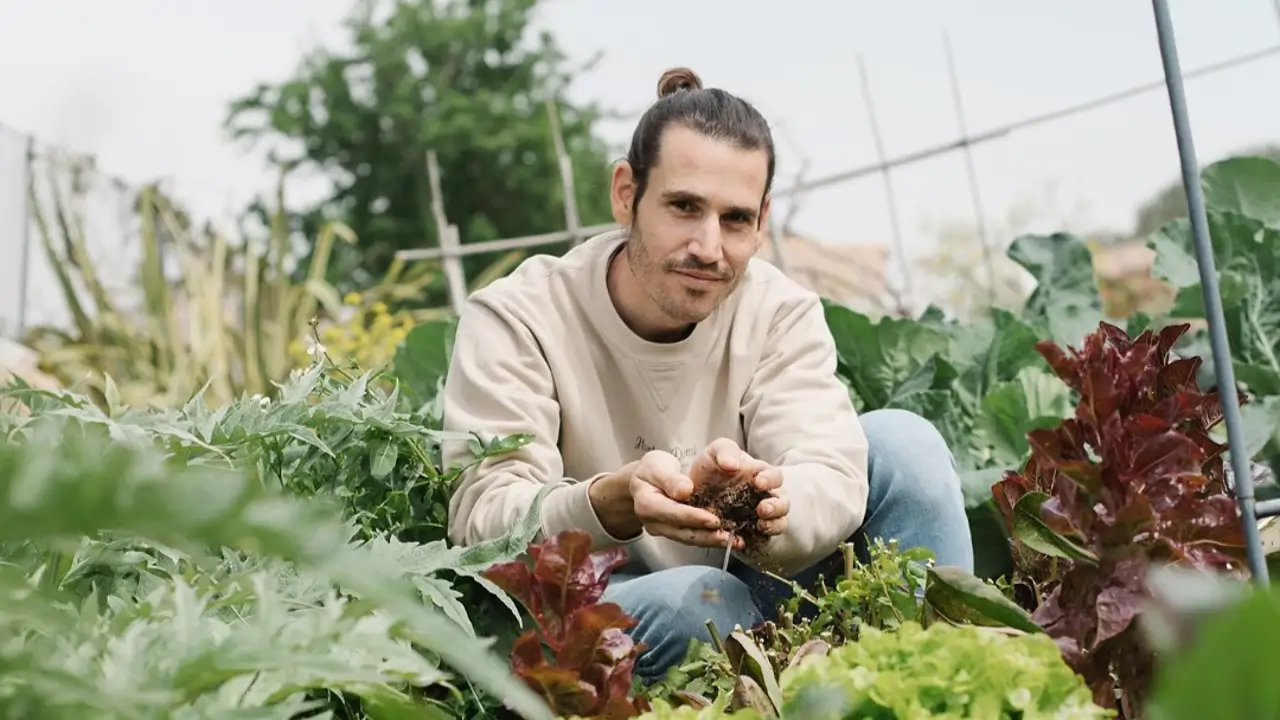 Miquel Rodríguez, horticultor urbano: "A veces creemos que estar en el huerto solo es sembrar, quitar hierbas o regar. Pero también es silencio, y algo se transforma por dentro"