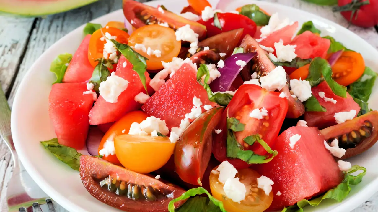 La mejor ensalada fresca para cenar en verano se hace en 5 minutos con 4 ingredientes (y es un plato único perfecto)