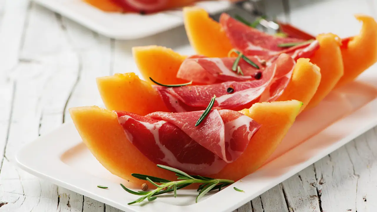 La clásica ensalada de melón con jamón con un toque diferente y lista en 5 minutos para sorprender a tus invitados este verano