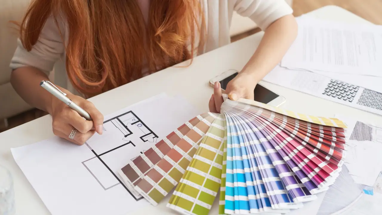 mujer eligiendo colores para pintar