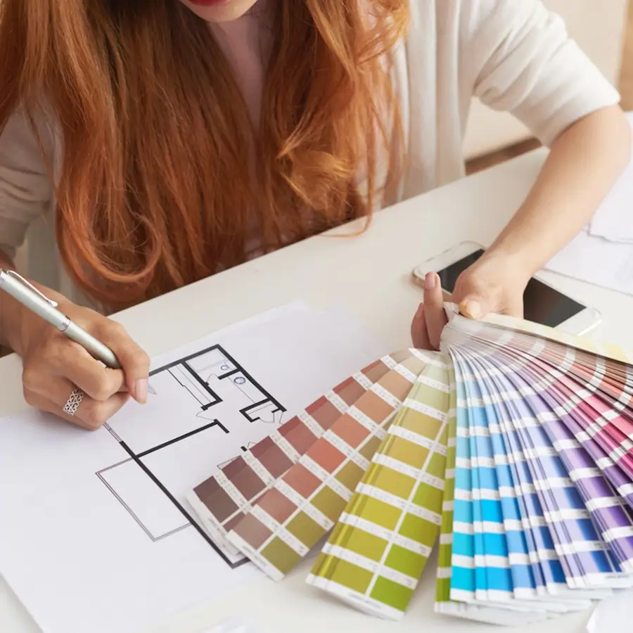 mujer eligiendo colores para pintar