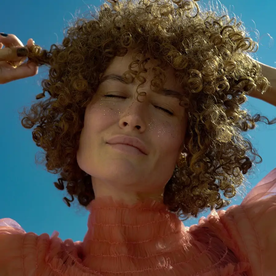 mujer con cabello rizado