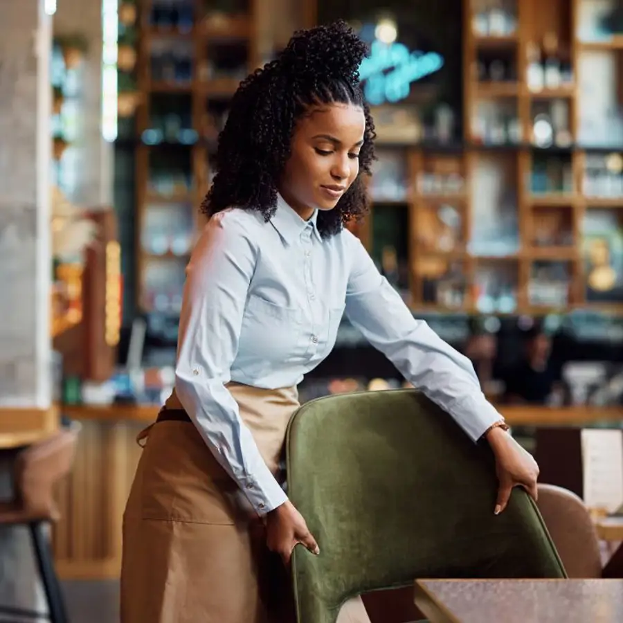 ¿Cuándo te levantas de la silla en un bar, la dejas bien puesta en su sitio? Seguramente tienes estas fortalezas que otros no tienen según la psicología