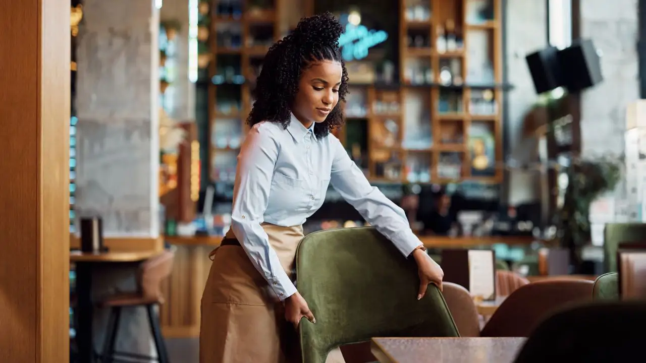¿Cuándo te levantas de la silla en un bar, la dejas bien puesta en su sitio? Seguramente tienes estas fortalezas que otros no tienen según la psicología
