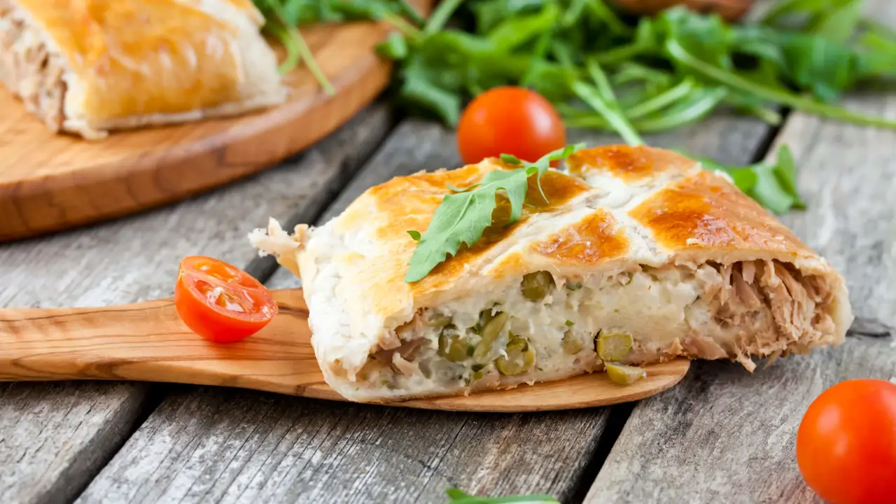 La receta de empanada de atún y cebolla queda sublime con el toque fácil del chef Enrique Sánchez