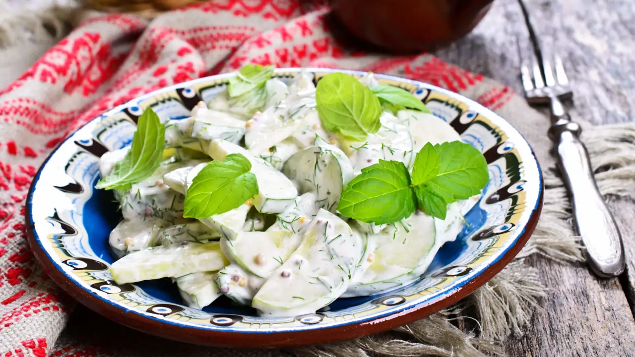 La ensalada de pepino de Martín Berasategui es la más refrescante del verano y se hace solo con 3 ingredientes 