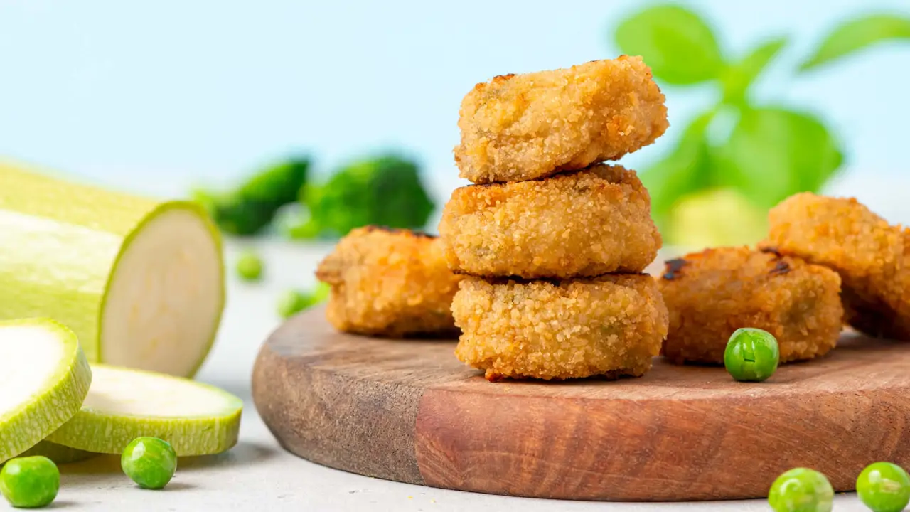 'Empanadillas' crujientes de calabacín en la airfryer rellenas de pollo y queso: el plato fácil, proteico y delicioso para tus cenas de verano