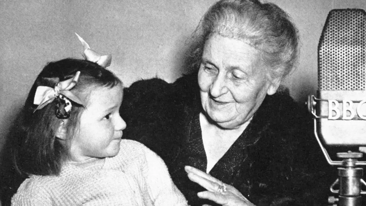 María Montessori, la pedagoga que revolucionó la educación: “El mayor éxito para un profesor es poder decir: ahora los niños trabajan como si yo no existiera” 