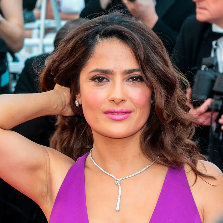 El tratamiento casero que usa Salma Hayek para rescatar su pelo rizado: "Tengo el pelo muy, muy rizado, y cuando me lo veo mal recurro a este truco y espero 20 minutos"
