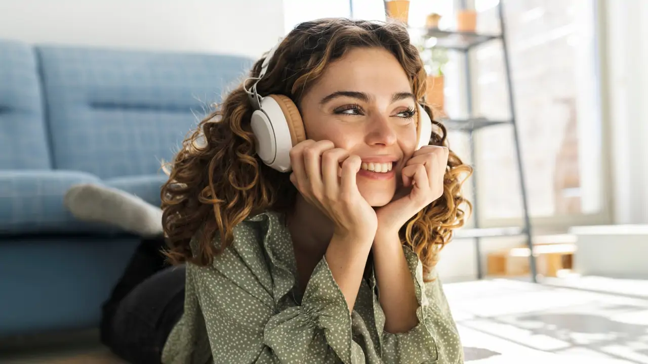 Qué significa que escuches una y otra vez la misma canción: un refugio emocional al que acudes por estas razones según la psicología