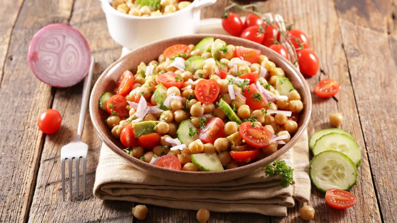 ensalada-de-garbanzos-mediterr-nea-lista-en-10-minutos-un-plato-nico