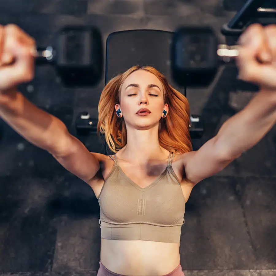 Remo vertical: el ejercicio fácil sin máquina que estiliza la figura, deshincha la barriga, tonifica los brazos, redondea los hombros y estira la espalda