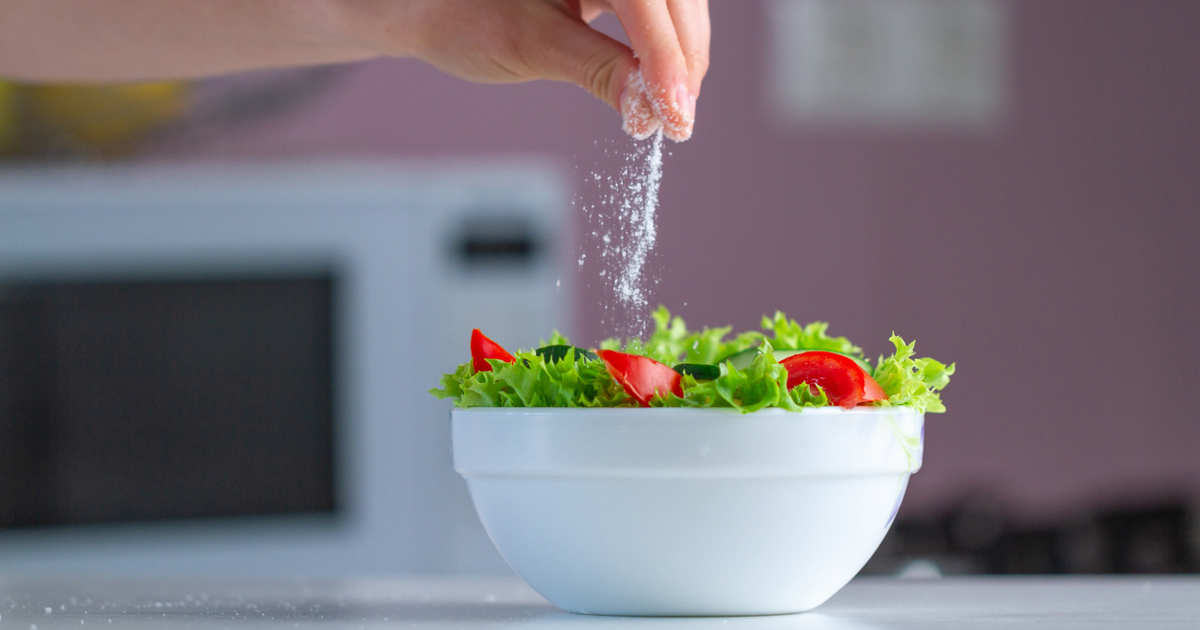 10 señales de que estás tomando demasiada sal con las comidas