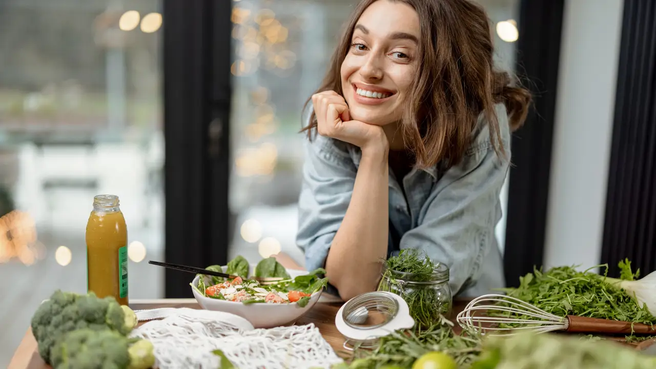 Mujer comiendo ensalada