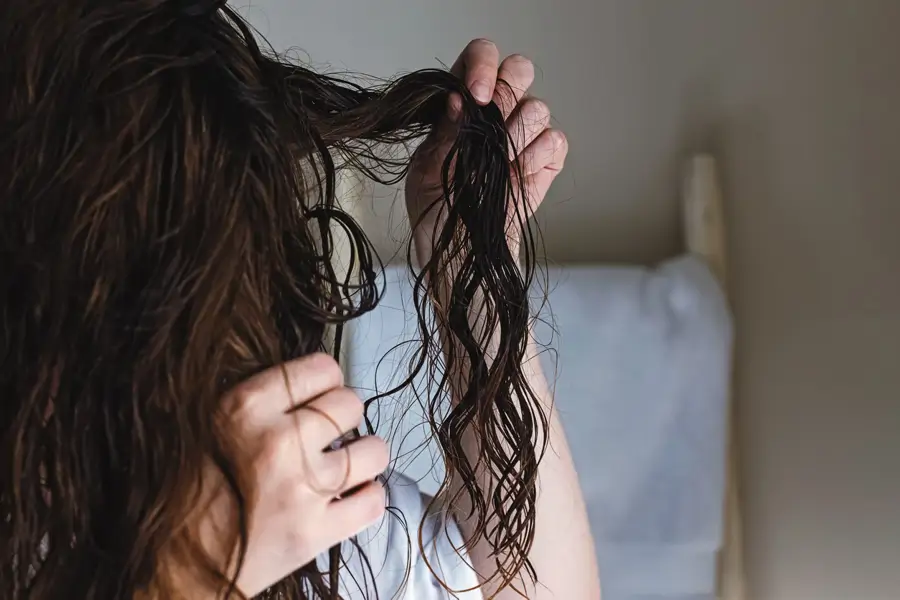 Pelo Rizo No Rizo Cómo secar el pelo rizado: lo que sí y lo que no ayuda a definir el ...