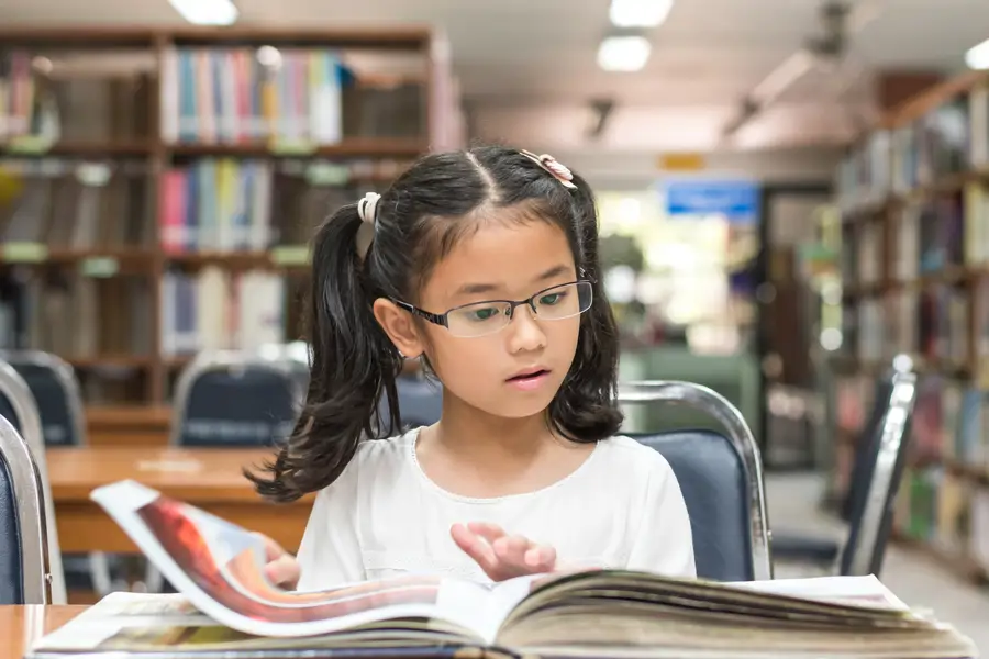 Niña leyendo