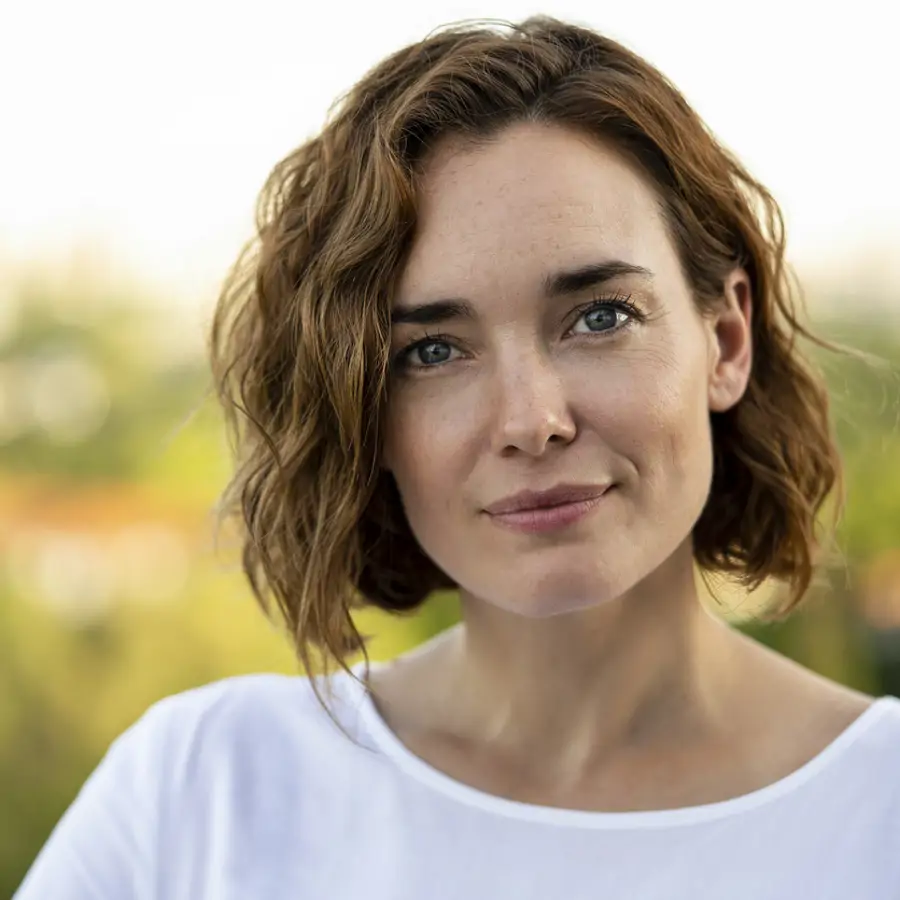 Mujer serena aire libre