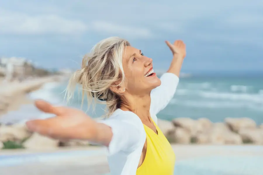 Mujer madura aire libre felicidad